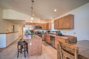 Interior - Coulee City Home w/ Mtn Views - Steps to Blue Lake (Coulee City)