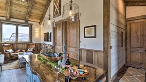 Ein rustikales Interieur mit Holzbalken, einer Bar mit Weingläsern und einer gemütlichen Sitzecke.
