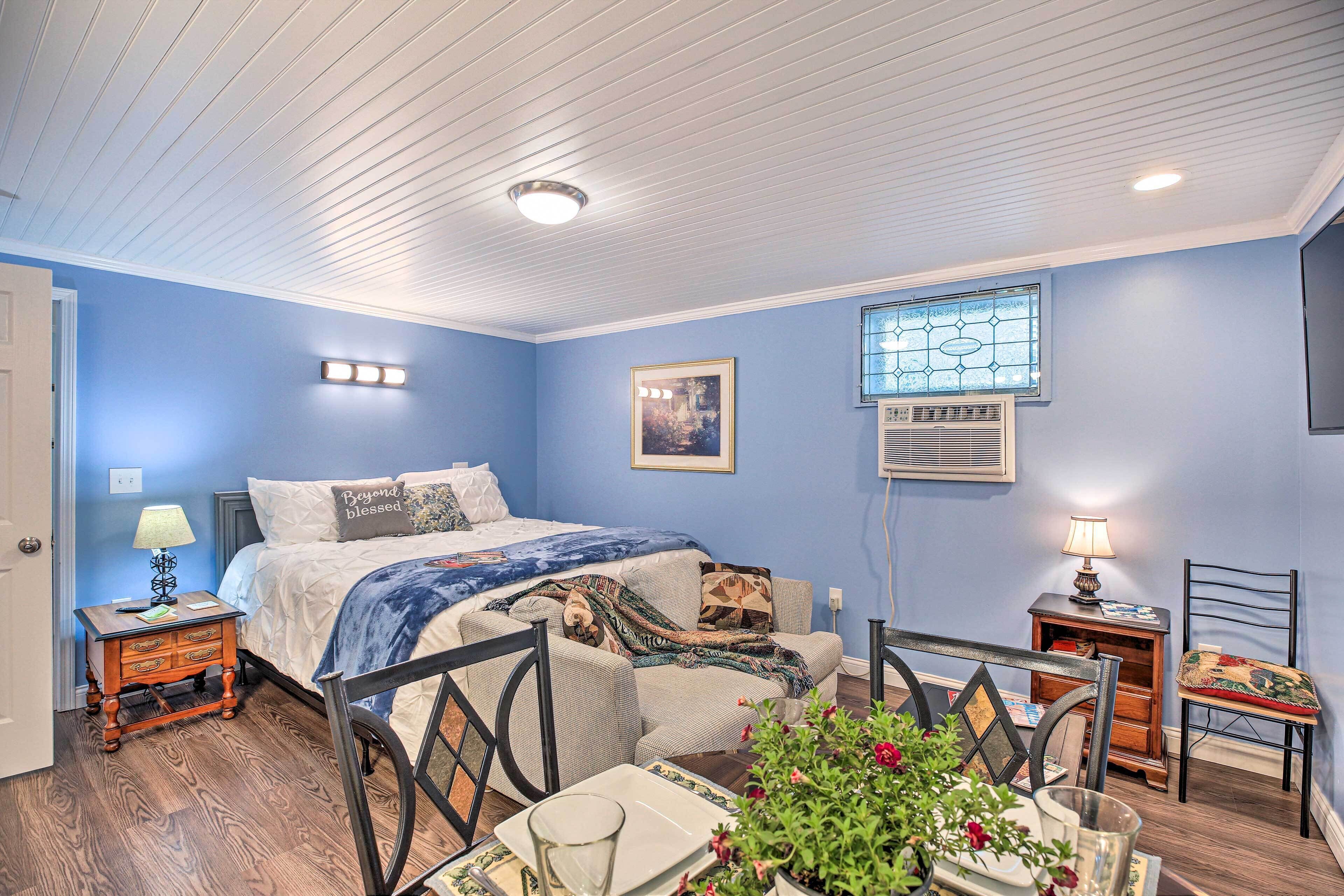 Updated Williamstown Apartment With Kitchen!