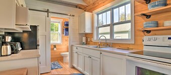 Cozy Cedarville Cottage - Walk to Lake Huron!