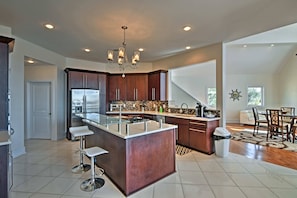House (5 Bedrooms) | Interior