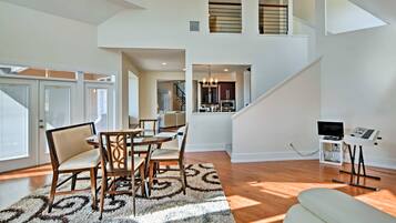 House (5 Bedrooms) | Interior