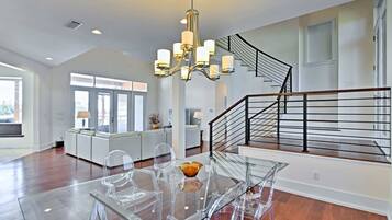 House (5 Bedrooms) | Interior