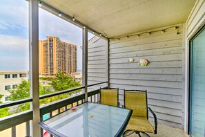 Interior - 1 Mi to Apache Pier: Myrtle Beach Condo w/ Pool (Myrtle Beach)