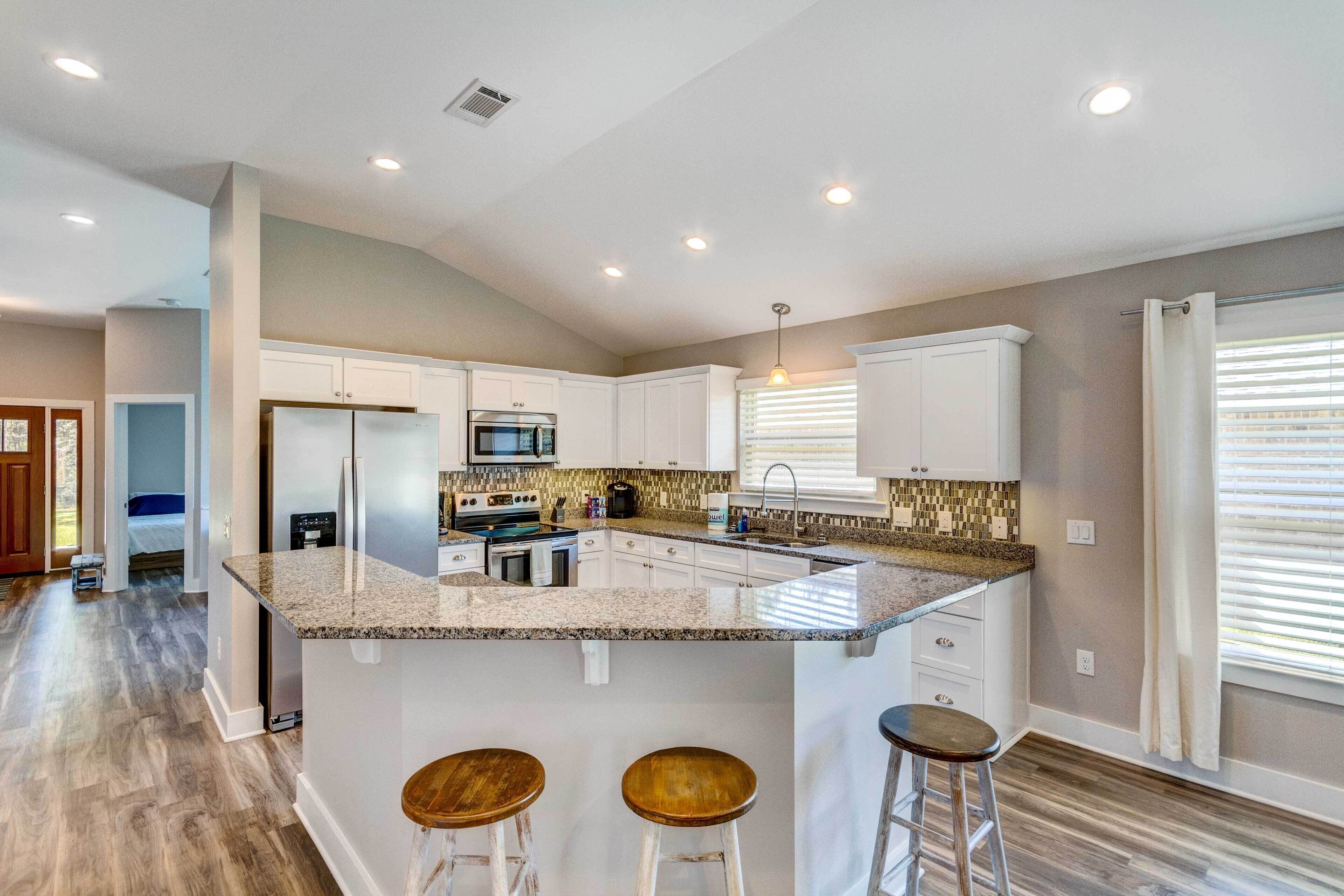 Charming Navarre Vacation Home w/ Fire Pit!