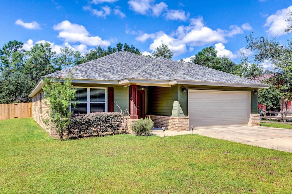Charming Navarre Vacation Home w/ Fire Pit!