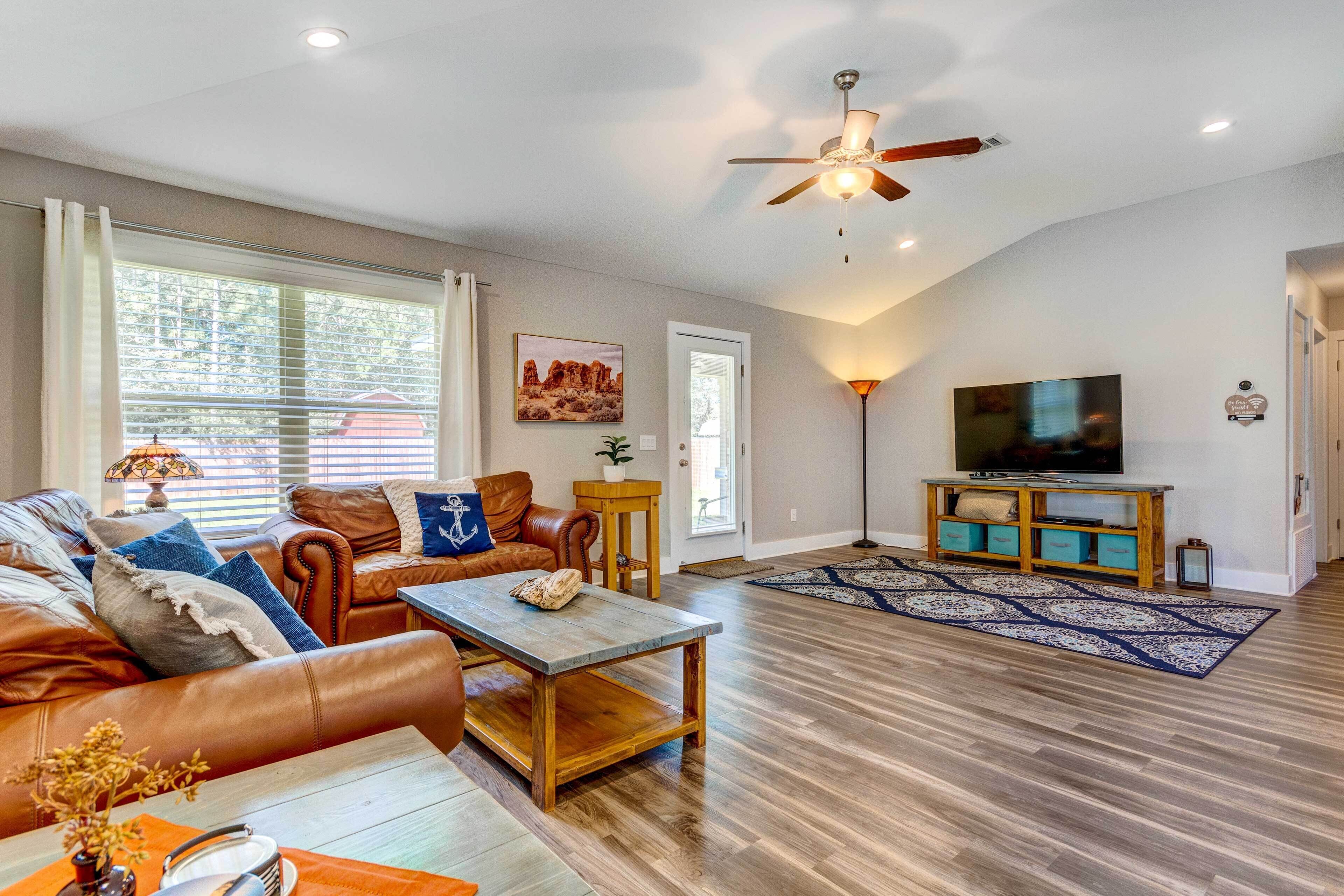 Charming Navarre Vacation Home w/ Fire Pit!