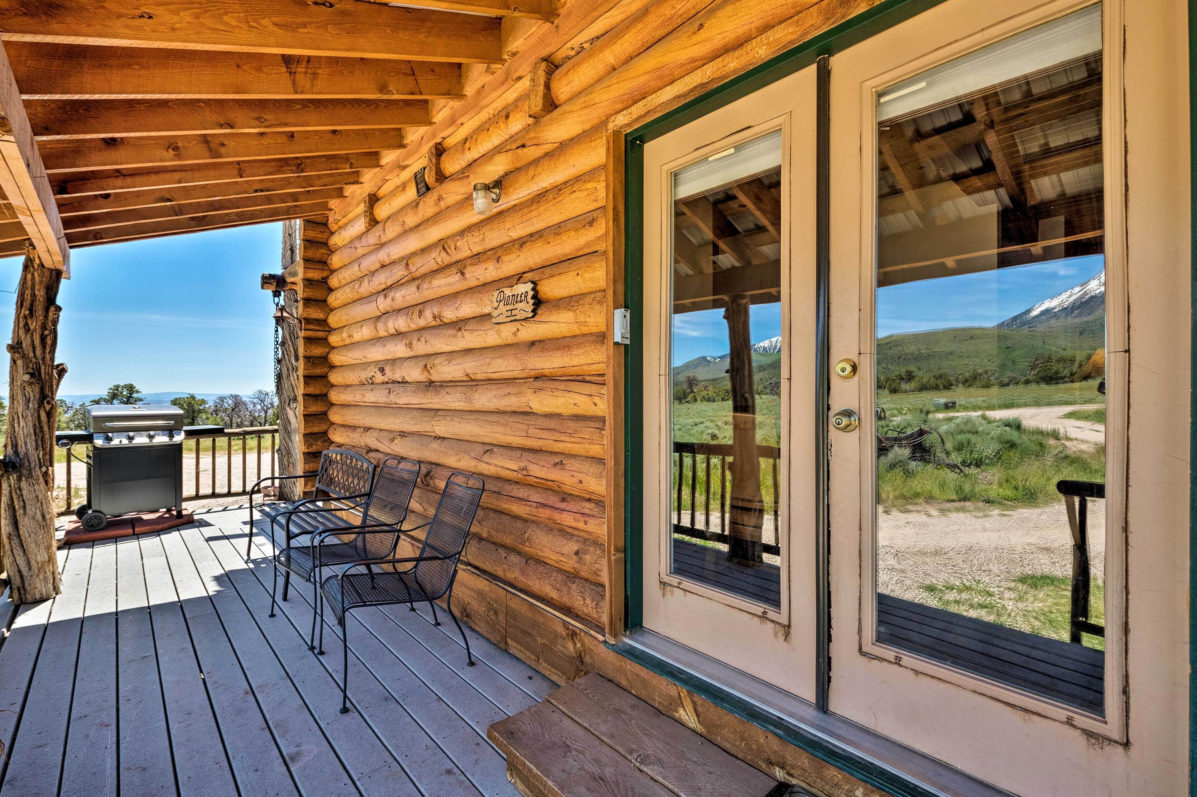 Cabin w/ Fire Pit, Views & Bbq: 18 Mi to Moab!