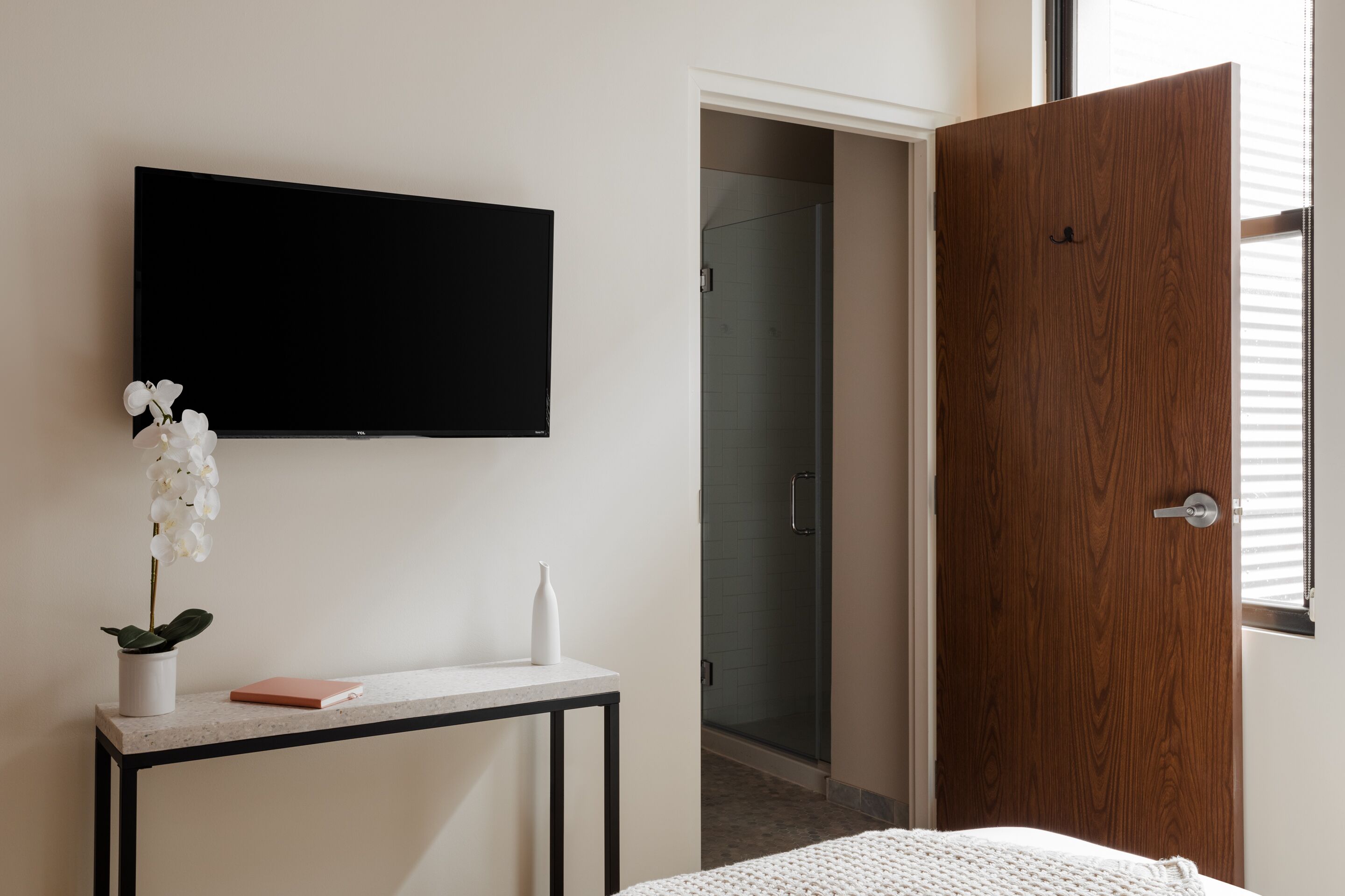 Found Chicago powered by Sonder | Queen Room