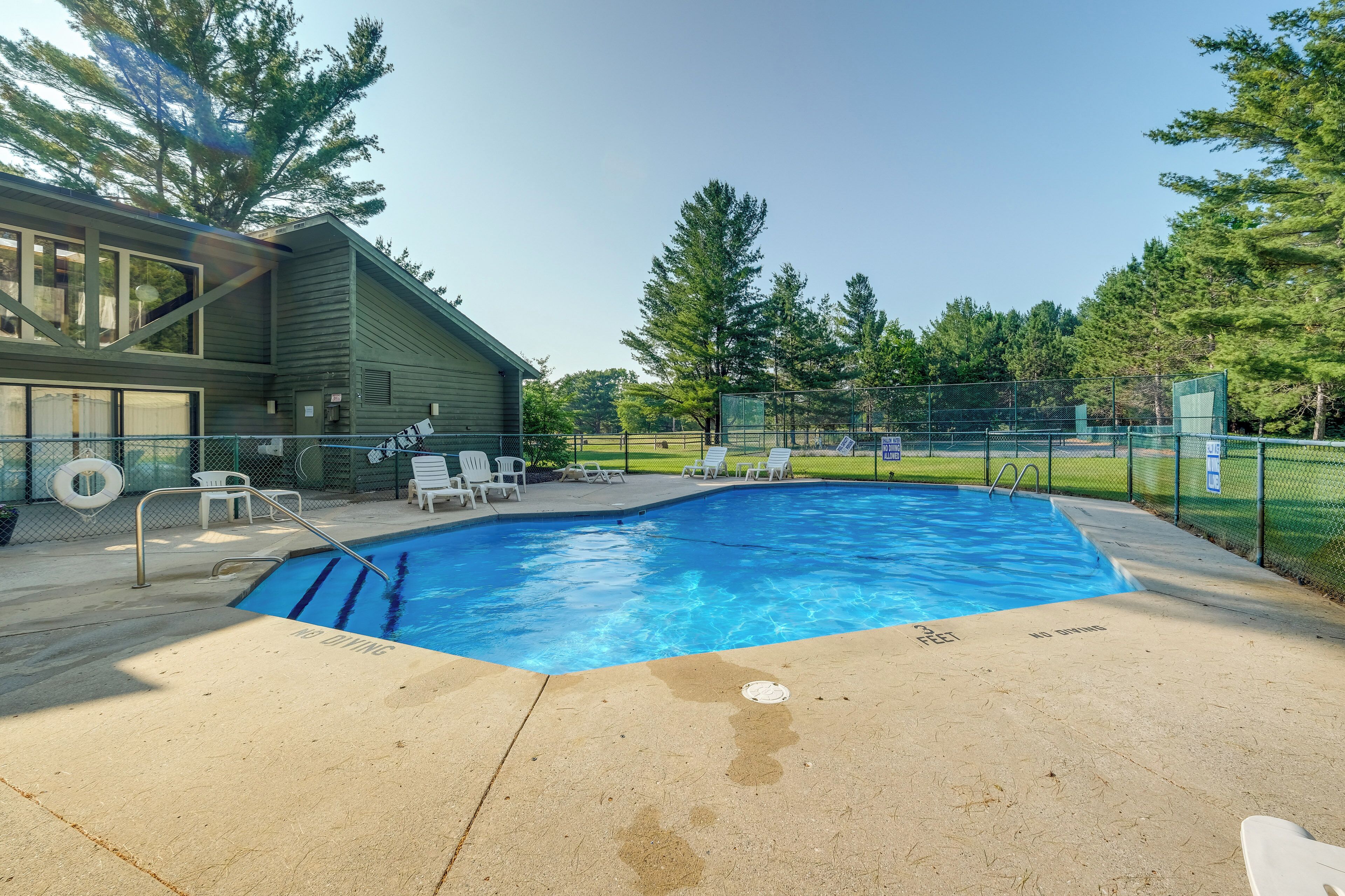 Pet-friendly Bellaire Condo w/ Balcony!