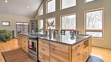 House (4 Bedrooms) | Private kitchen | Microwave, oven, stovetop, dishwasher