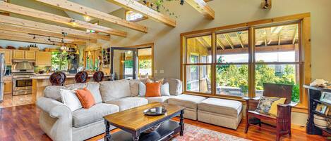 House (2 Bedrooms) | Living area | TV