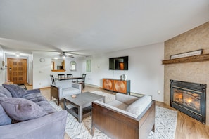 Apartment (2 Bedrooms) | Interior - Lincoln Apartment w/ Balcony: 2 Mi to Loon Mtn! (Lincoln)