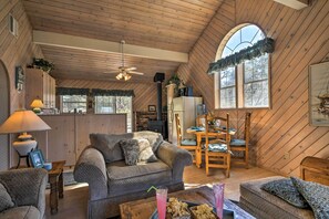 TV - Sonora Home on 10 Resort Acres w/ Shared Pool! (Sonora)