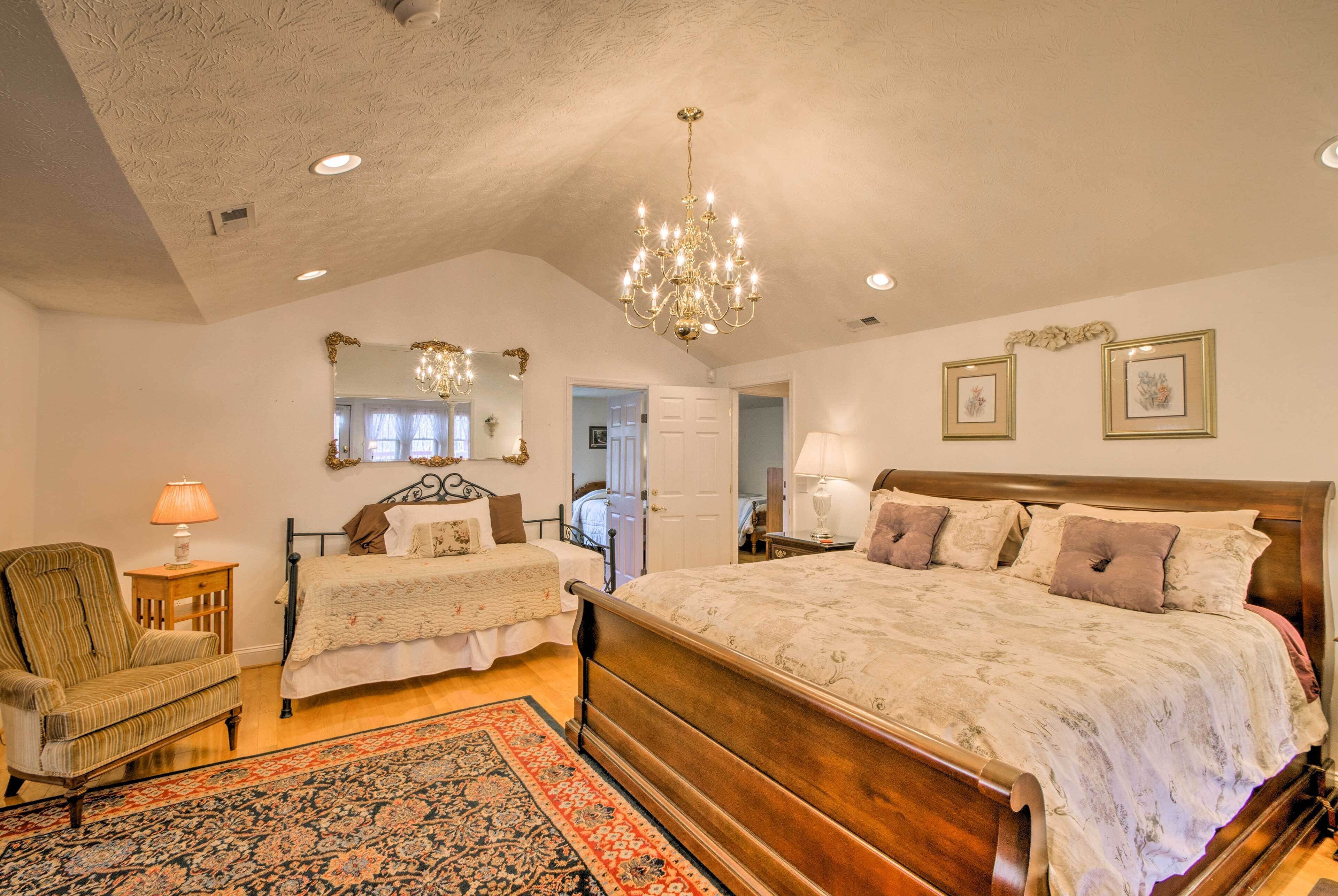 Damascus Home W/fire Pit & Views, Walk to Shops!