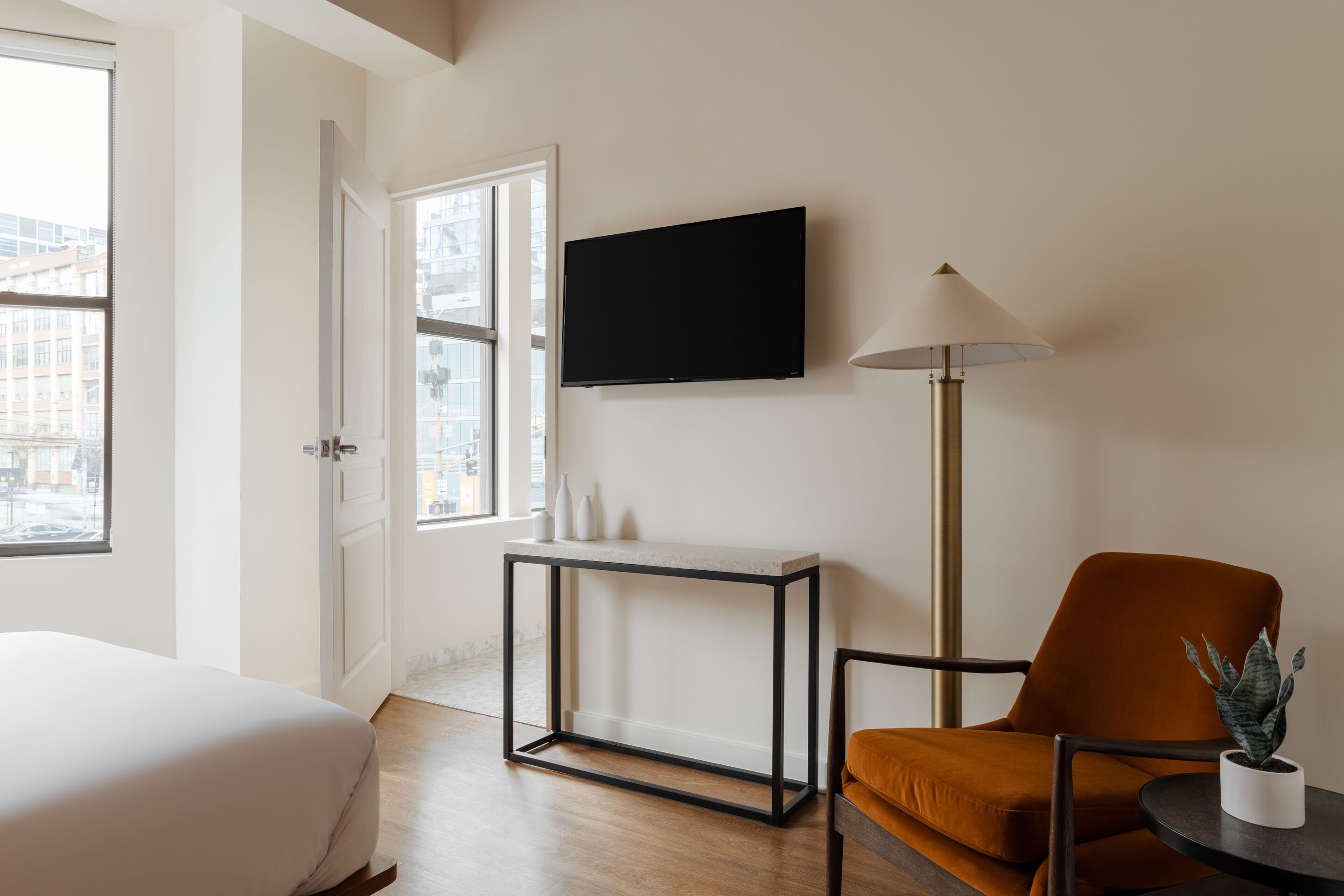 Found Chicago powered by Sonder | Queen Room w/ Bunk Bed