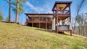 A wooden cabin with a balcony on a hillside. - Broadway Cabin w/ Hot Tub: Hike & Ski (Broadway)