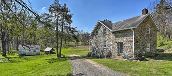 Patio & Fire Pit: Idyllic Cottage in Hellertown!
