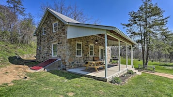 Cottage (2 Bedrooms) | Front of property