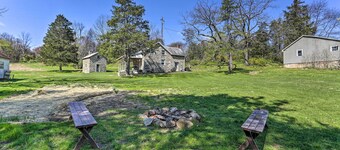Patio & Fire Pit: Idyllic Cottage in Hellertown!