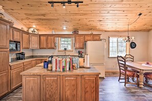 House (3 Bedrooms) | Interior - 4-season Mountain Escape With Breathtaking View! (Coaldale)