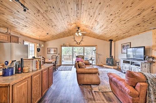 4-season Mountain Escape With Breathtaking View!