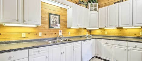 House (5 Bedrooms) | Interior