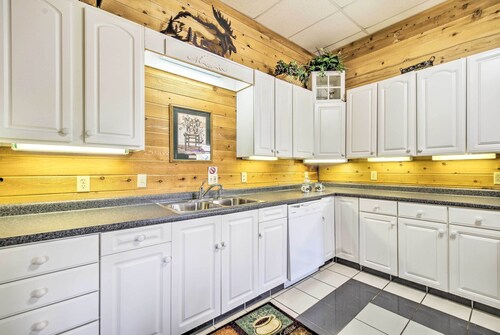 Spacious Cabin on Dale Hollow Lake w/ Hot Tub!