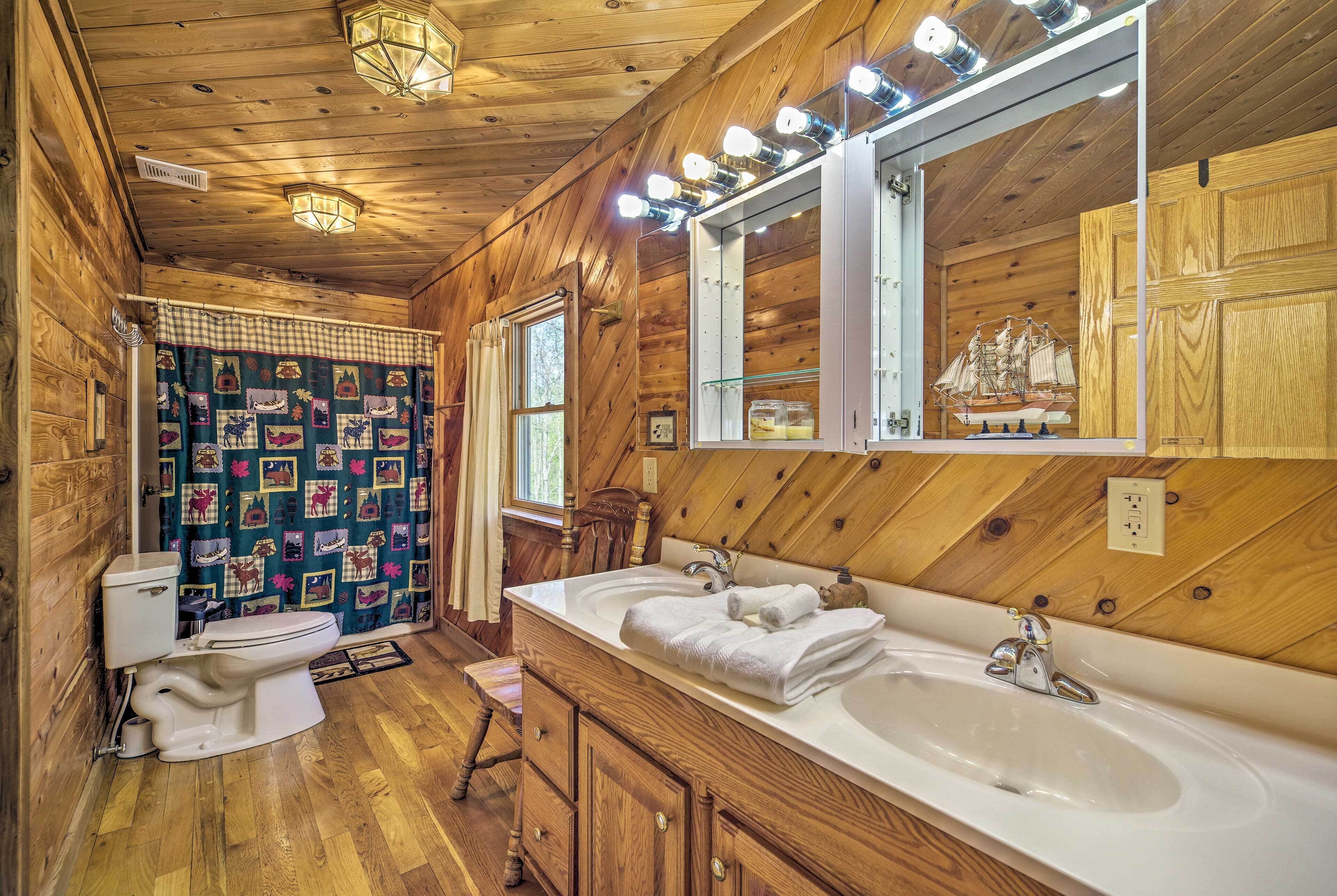 Spacious Cabin on Dale Hollow Lake W/hot Tub!