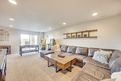 Colorado Springs Townhome w/ Game Room & Mtn Views