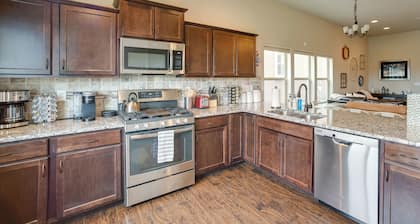 Colorado Springs Townhome w/ Game Room & Mtn Views