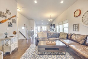 Apartment (3 Bedrooms) | Interior - 8 Mi to Usafa! Townhome w/ Game Room & Backyard (Colorado Springs)