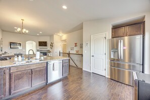 Apartment (3 Bedrooms) | Interior - 8 Mi to Usafa! Townhome w/ Game Room & Backyard (Colorado Springs)