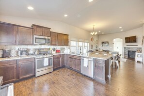 Apartment (3 Bedrooms) | Interior - 8 Mi to Usafa! Townhome w/ Game Room & Backyard (Colorado Springs)