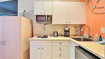 Micro-ondas, fogão, cooktop, talheres/pratos/utensílios de cozinha