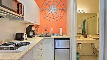 Four à micro-ondes, un four, surface de cuisson, vaisselle et ustensiles