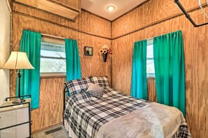 3 bedrooms, iron/ironing board, bed sheets