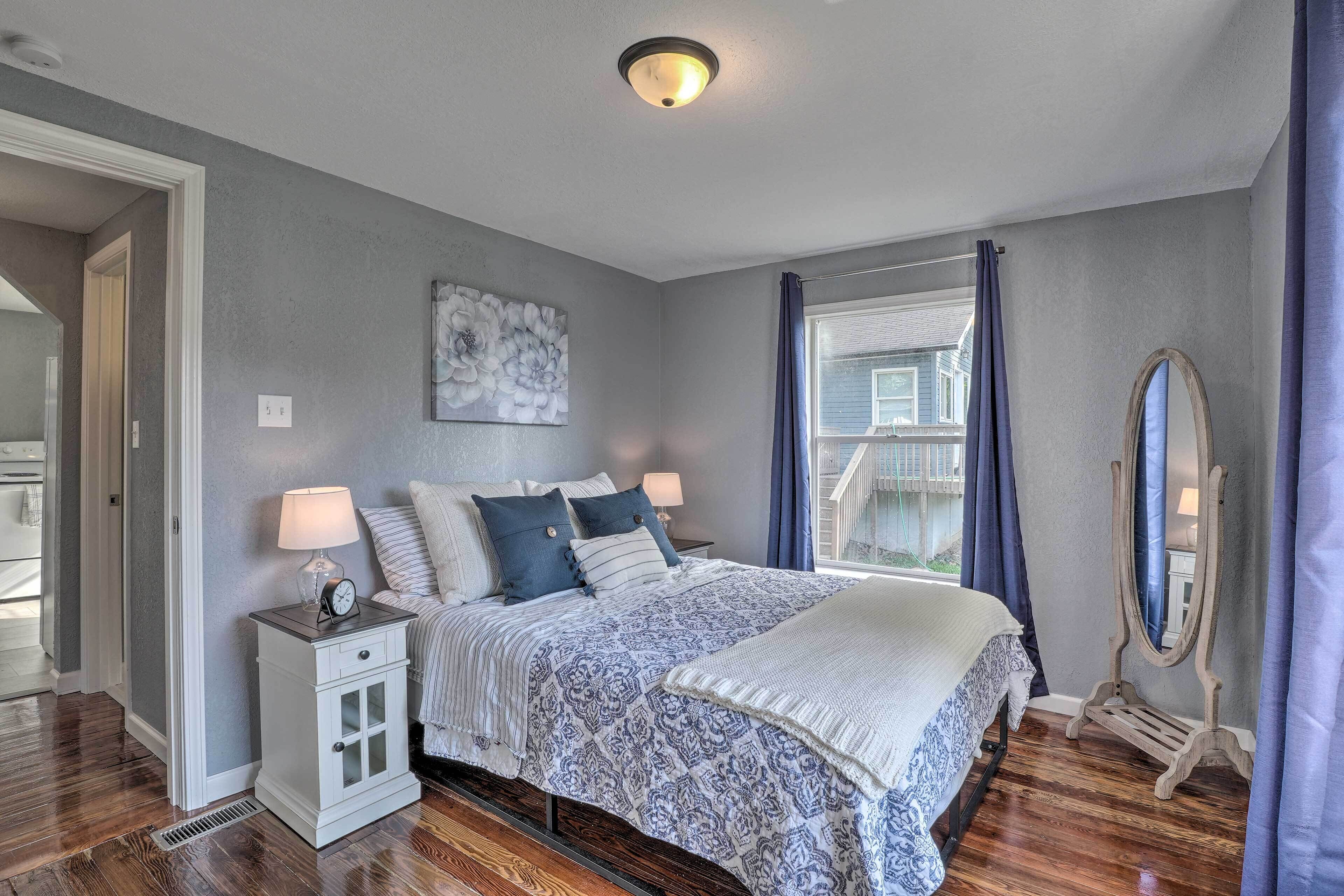 Lakeside Cottage w/ Patio ~ 11 Mi to Branson!