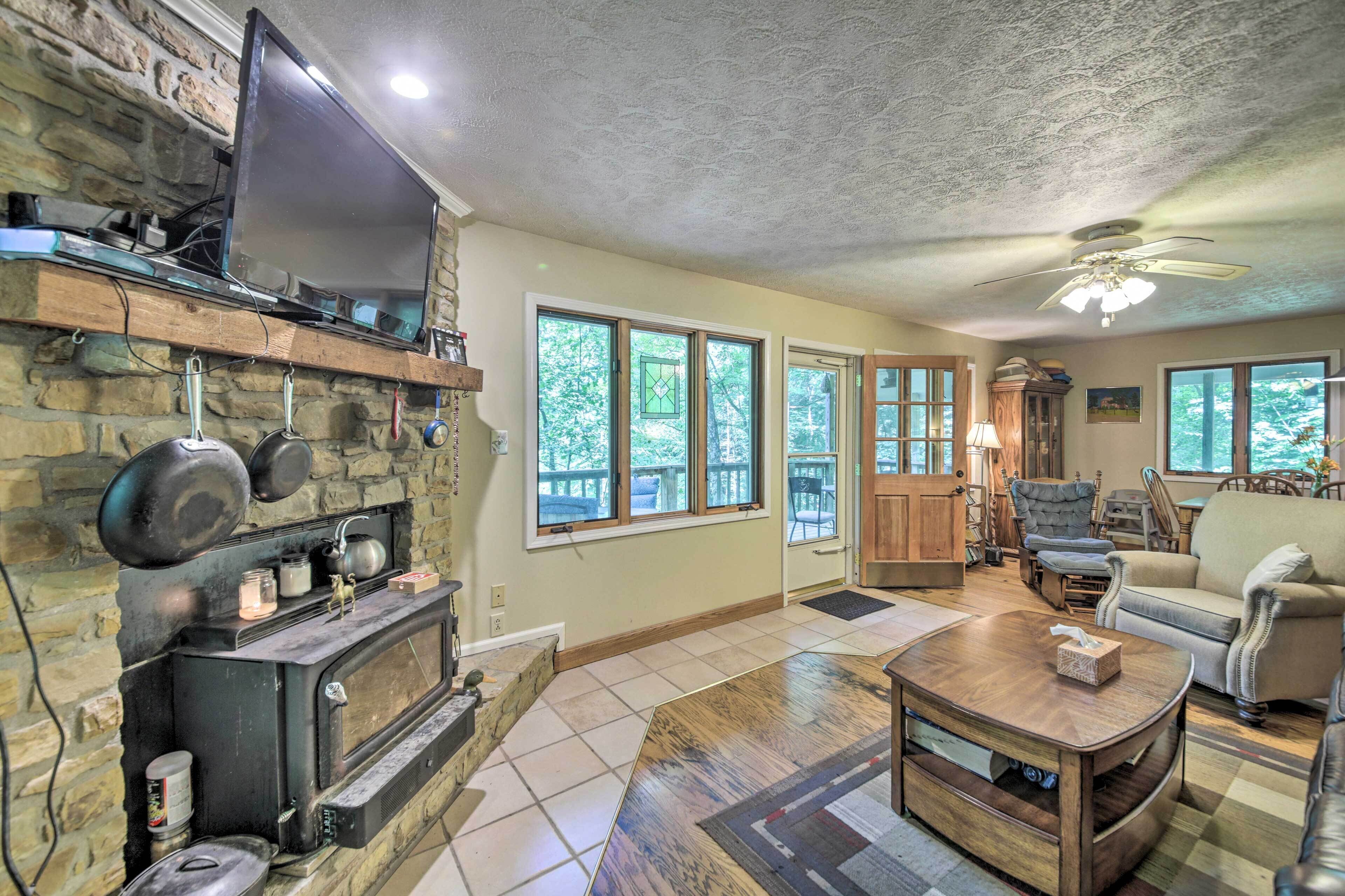 Charming & Secluded Riverside Cabin + 3 Decks