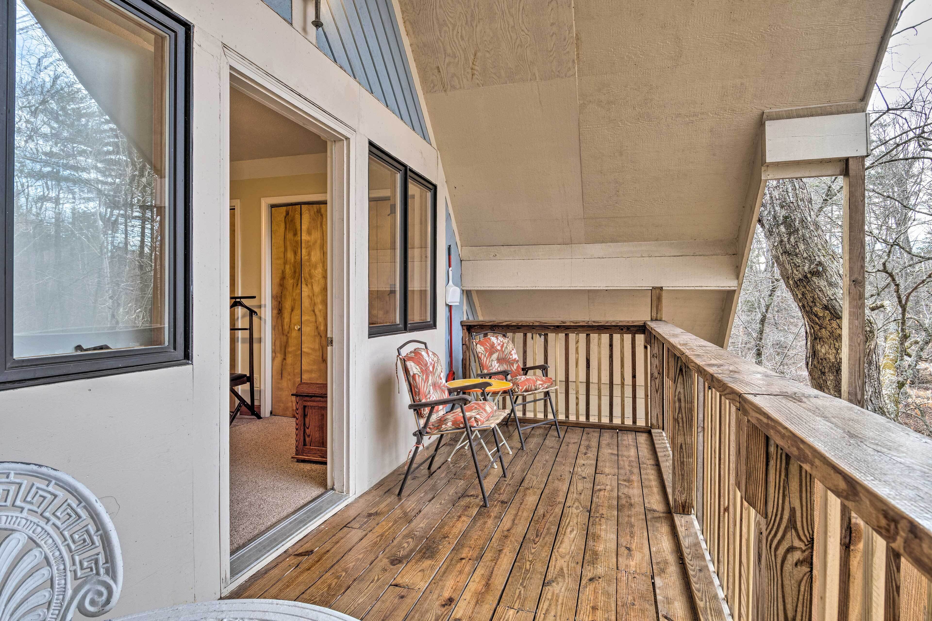 Charming & Secluded Riverside Cabin + 3 Decks