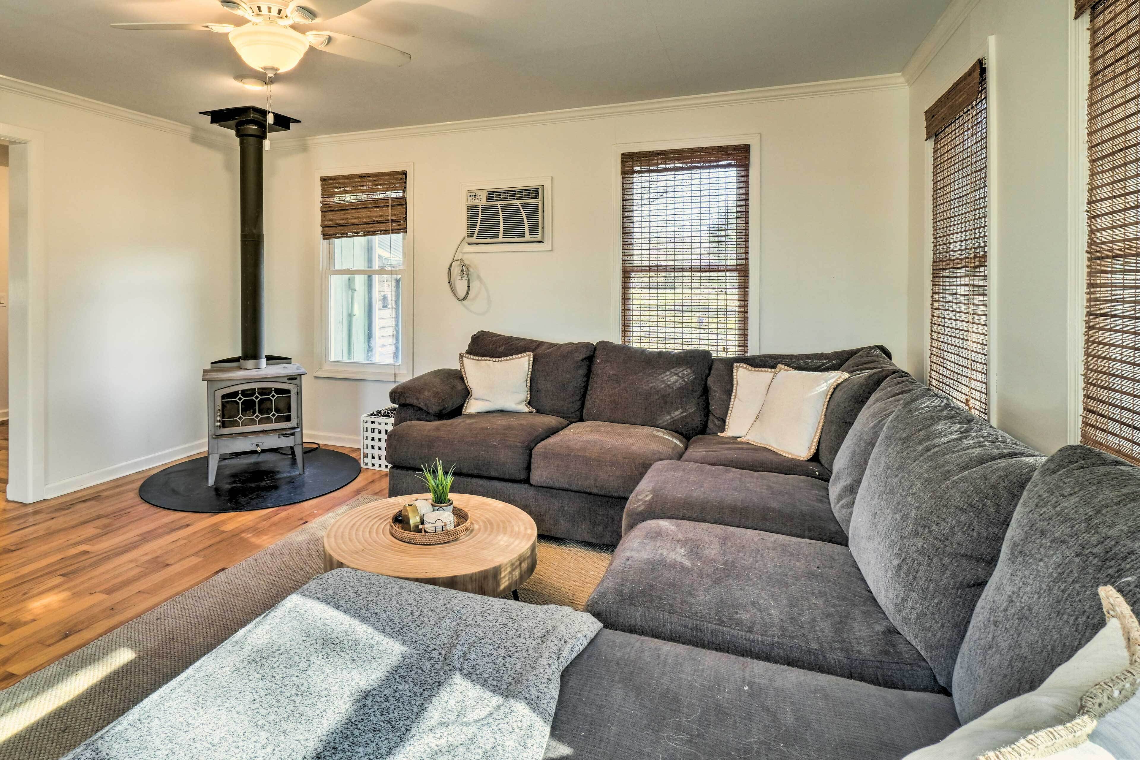 Cozy Byrdstown Cottage - Seasonal Lake Views!