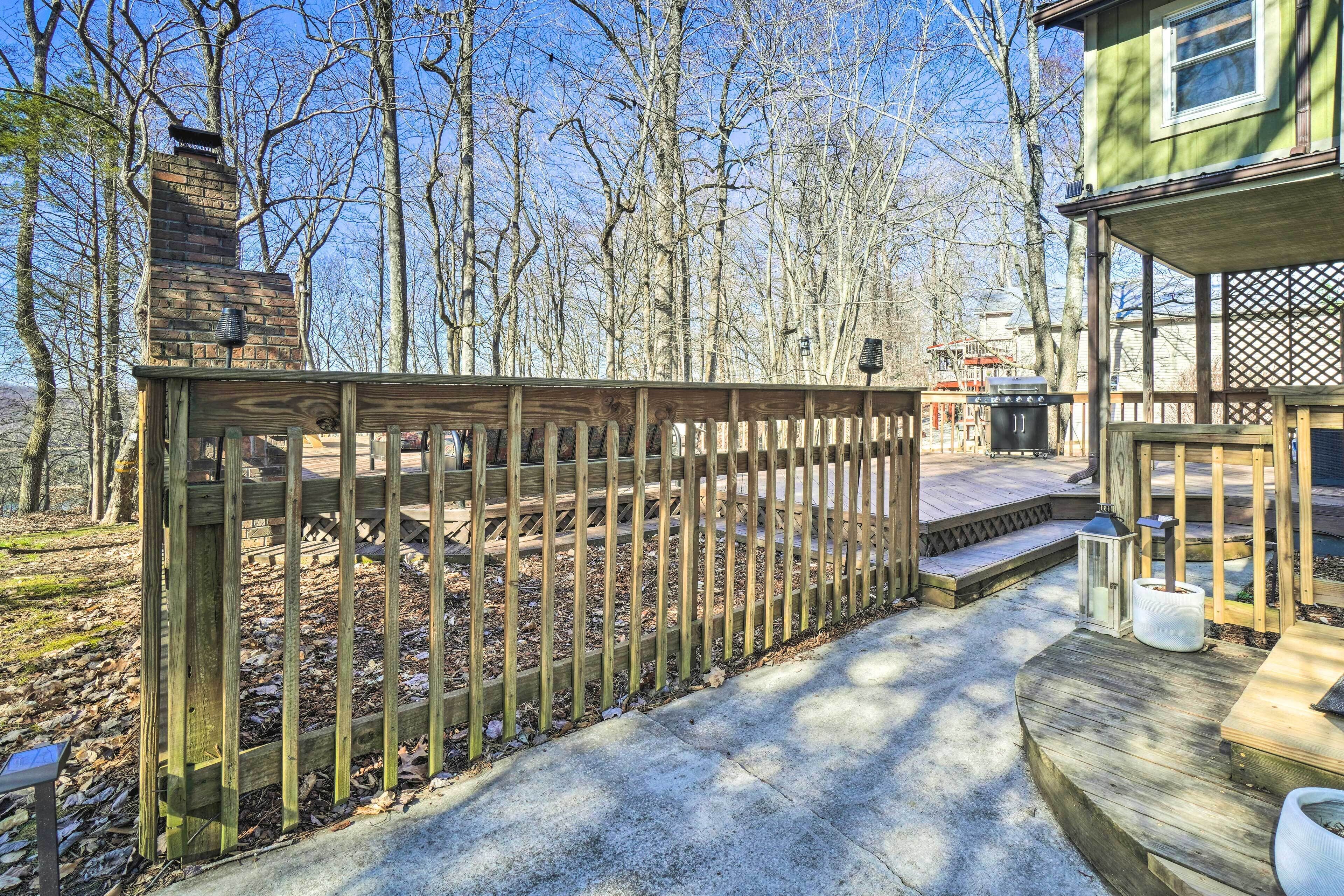 Cozy Byrdstown Cottage - Seasonal Lake Views!