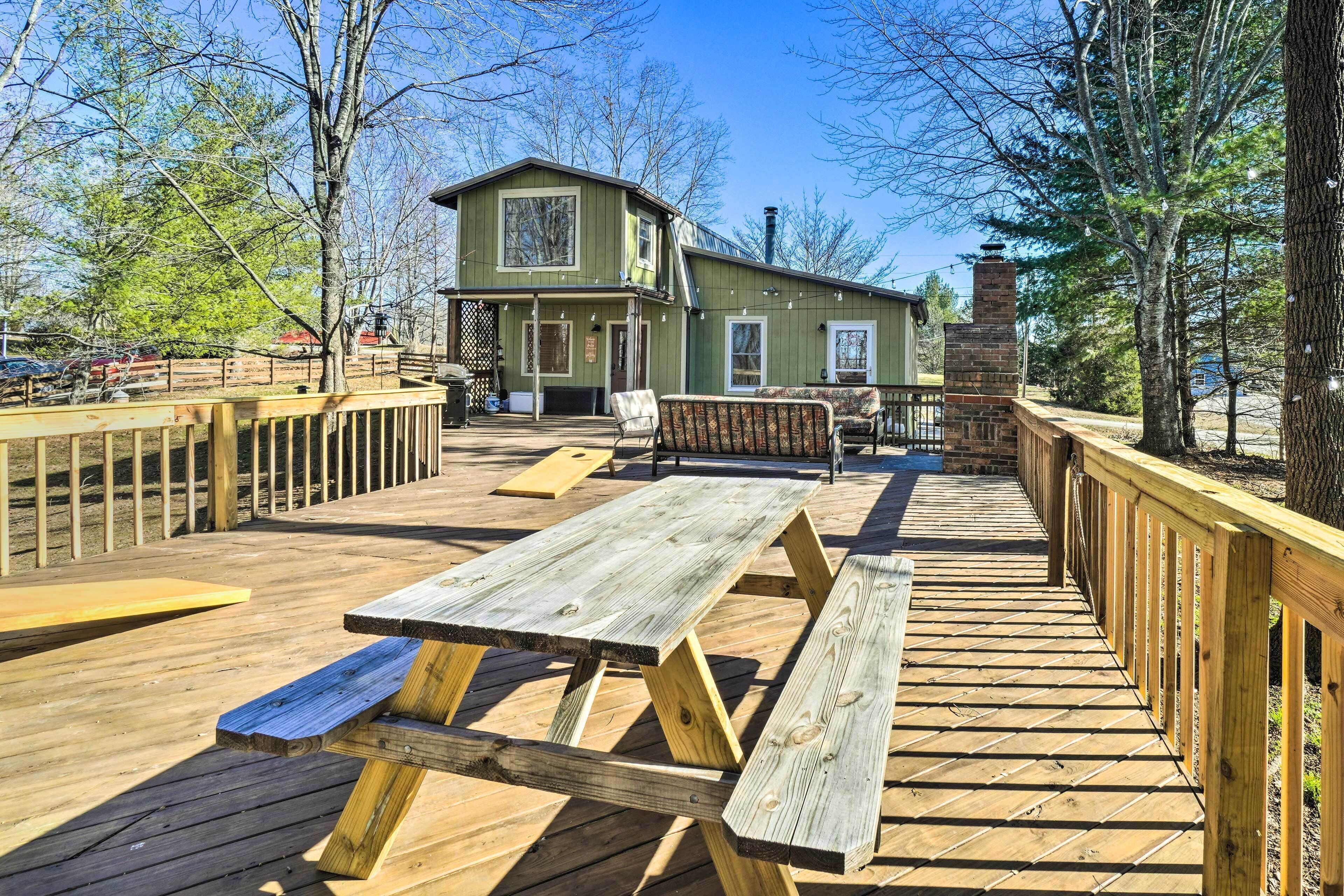 Cozy Byrdstown Cottage - Seasonal Lake Views!