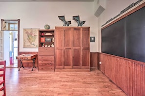 Interior - Renovated WV Schoolhouse: History Buffs Heaven! (Kearneysville)