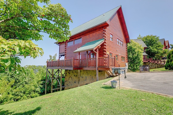 Sensational Sunset! Sevierville Home W/ Hot Tub - Gatlinburg, TN