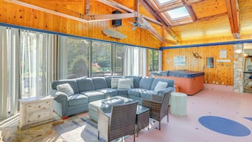 House (5 Bedrooms) | Interior