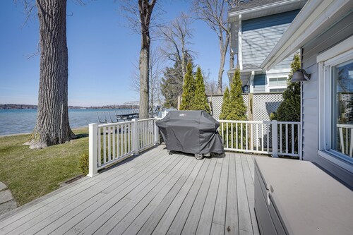 Lakefront Michigan Cottage - Deck, Grill & Kayaks!