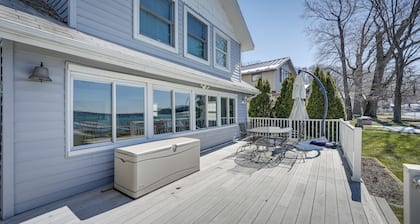 Lakefront Michigan Cottage - Deck, Grill & Kayaks!