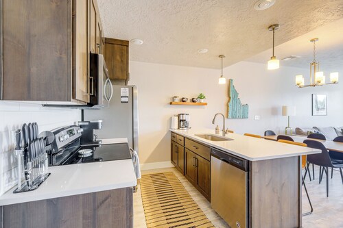 2 Mi to Payette Lake: Mtn-view Getaway w/ Balcony