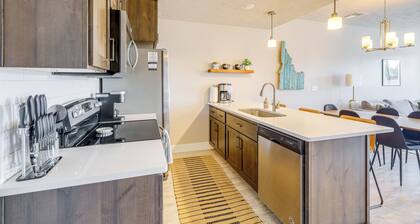 2 Mi to Payette Lake: Mtn-view Getaway w/ Balcony